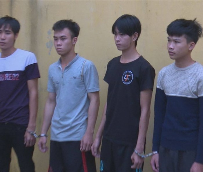 Mang bình xịt hơi cay, dao Thái Lan đi cướp giật - Anh 1