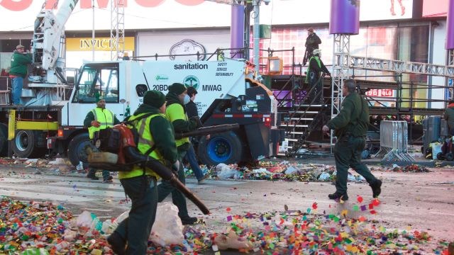 Sau giao thừa Quảng trường Thời đại ngập trong 56 tấn rác - Anh 1