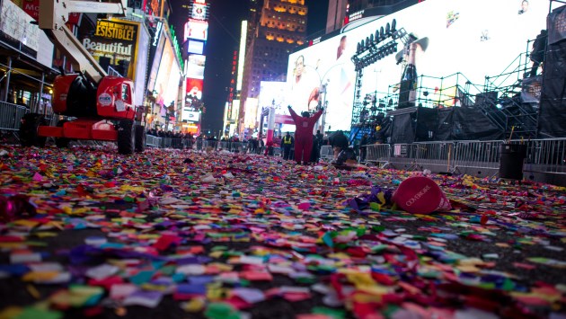 Sau giao thừa Quảng trường Thời đại ngập trong 56 tấn rác - Anh 2