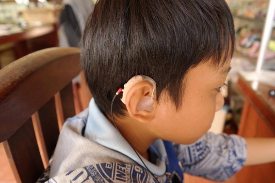 Kiên Giang: Khám và cấp máy trợ thính miễn phí cho người nghèo - Anh 1