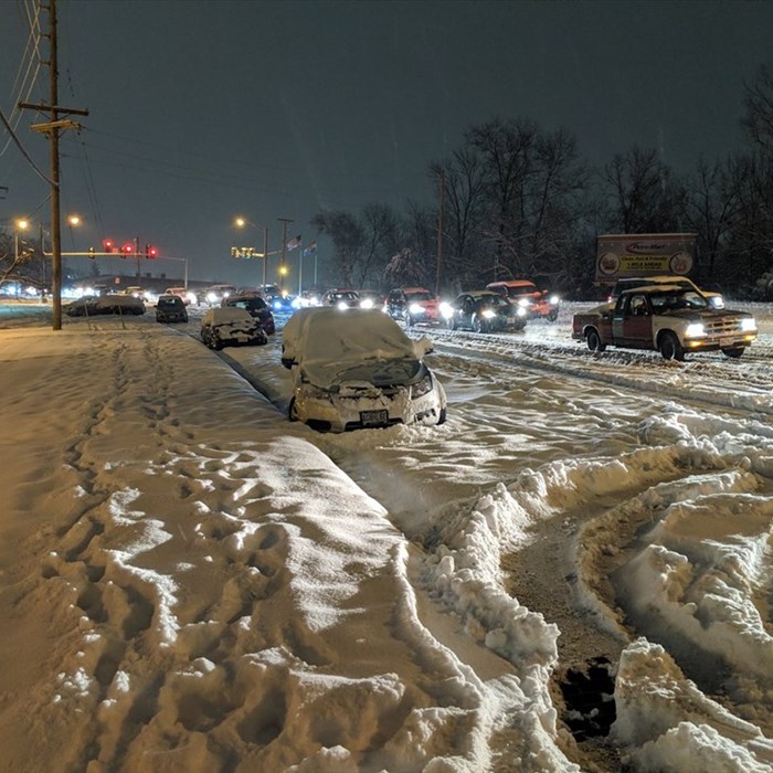 Bão tuyết tấn công nước Mỹ, hàng loạt chuyến bay bị hủy - Anh 1