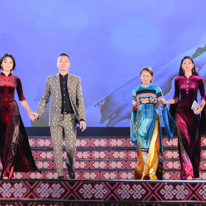 Bộ sưu tập áo dài độc đáo  tại Lễ hội văn hoá thổ cẩm Việt Nam - Anh 4