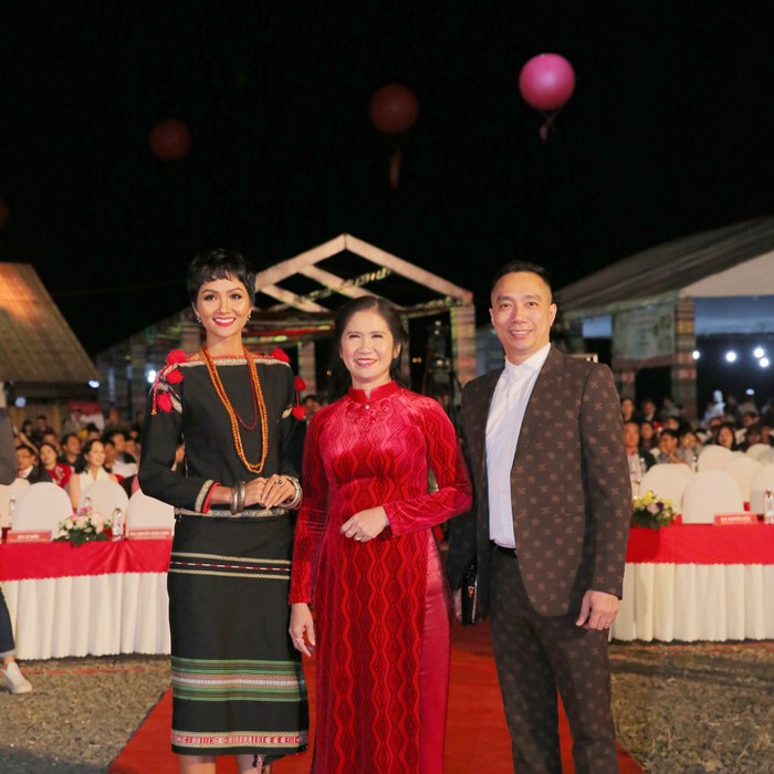 Bộ sưu tập áo dài độc đáo  tại Lễ hội văn hoá thổ cẩm Việt Nam - Anh 3