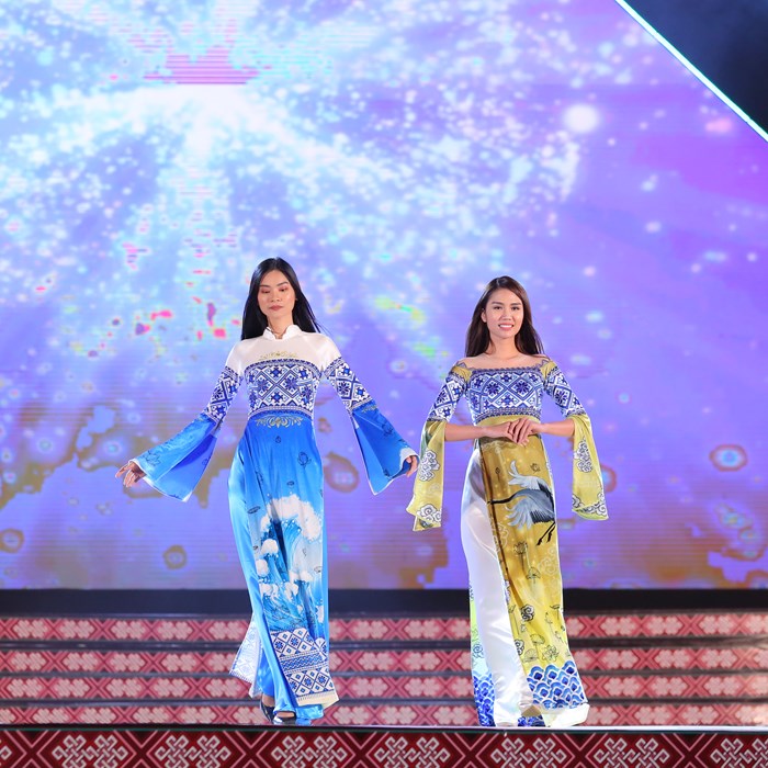 Sắc màu thổ cẩm trên tà áo dài của nhà thiết kế dân tộc Tày - Anh 1