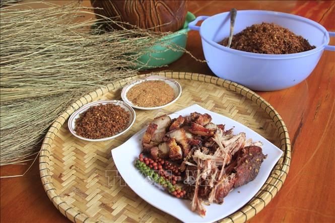 Thịt heo gác bếp - món ăn không thể thiếu của người Jrai trong ngày Tết - Anh 4