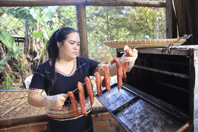 Thịt heo gác bếp - món ăn không thể thiếu của người Jrai trong ngày Tết - Anh 2