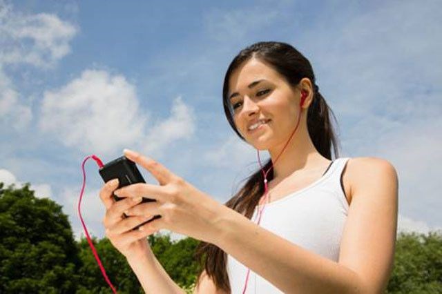 Đeo tai nghe thường xuyên có thể làm mất thính lực - Anh 1