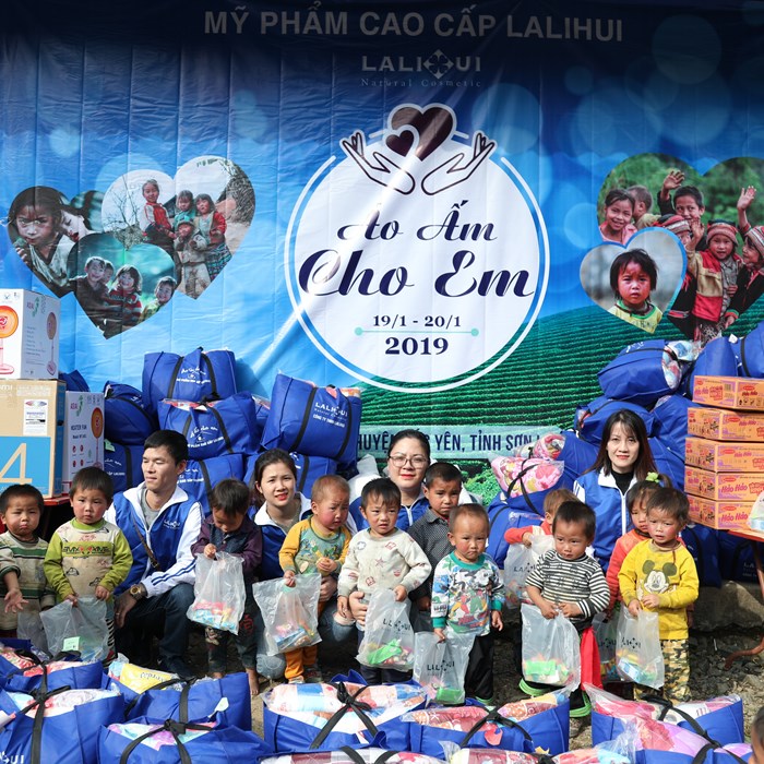“Áo ấm cho em” mang Tết cho trẻ em nghèo vùng cao - Anh 3