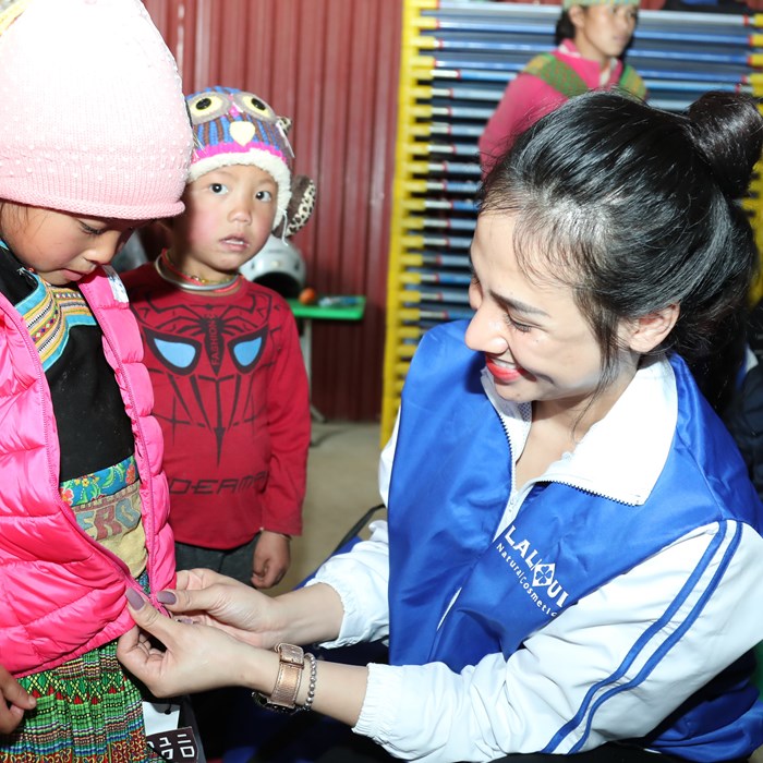 “Áo ấm cho em” mang Tết cho trẻ em nghèo vùng cao - Anh 1