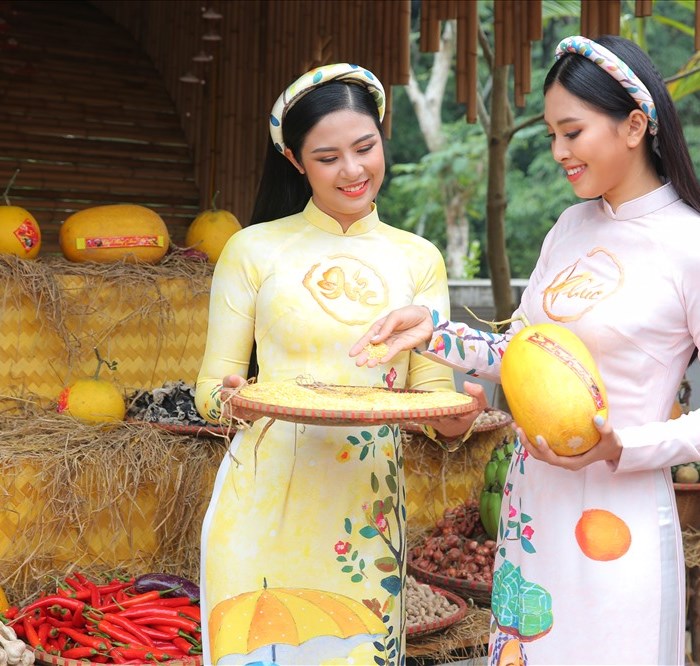 30 Tết, Hoa hậu Tiểu Vy và Ngọc Hân 