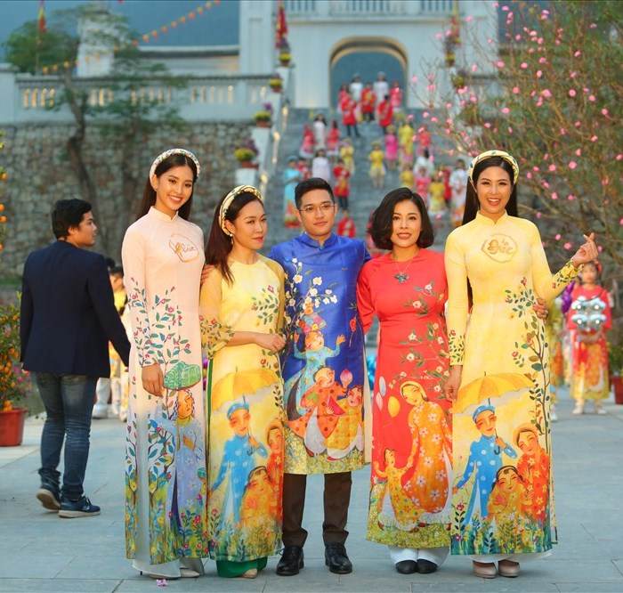 30 Tết, Hoa hậu Tiểu Vy và Ngọc Hân 