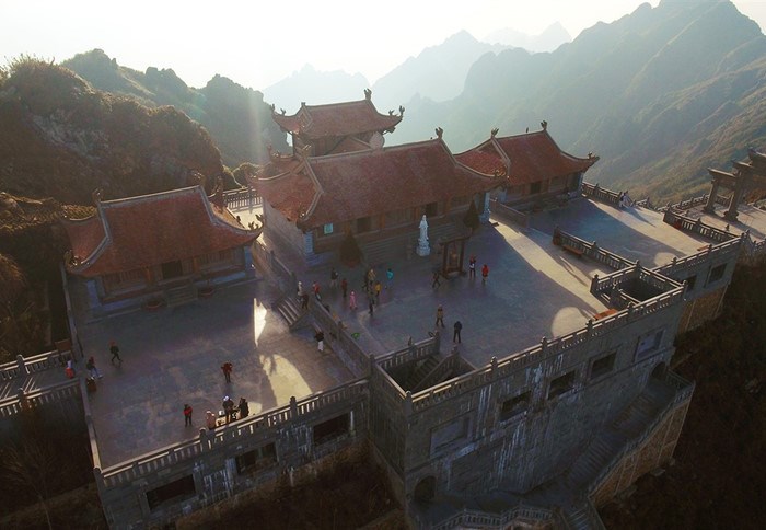 Tết Kỷ Hợi, Phật tử hẹn nhau nơi đỉnh thiêng Fansipan, chiêm bái xá lợi Phật trong lòng Đại tượng Phật cao nhất Việt Nam - Anh 1