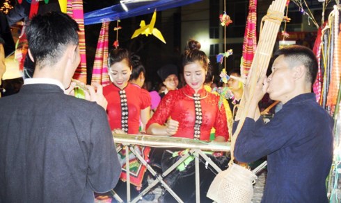 Khắp báo xao của người Thái Mường Lò - Anh 1