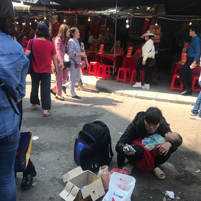 Đội nắng, người dân chen chúc đổ về lễ Phủ Tây Hồ đầu năm - Anh 15