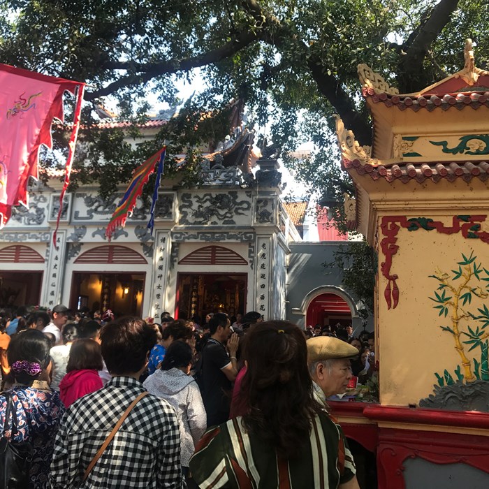 Đội nắng, người dân chen chúc đổ về lễ Phủ Tây Hồ đầu năm - Anh 2