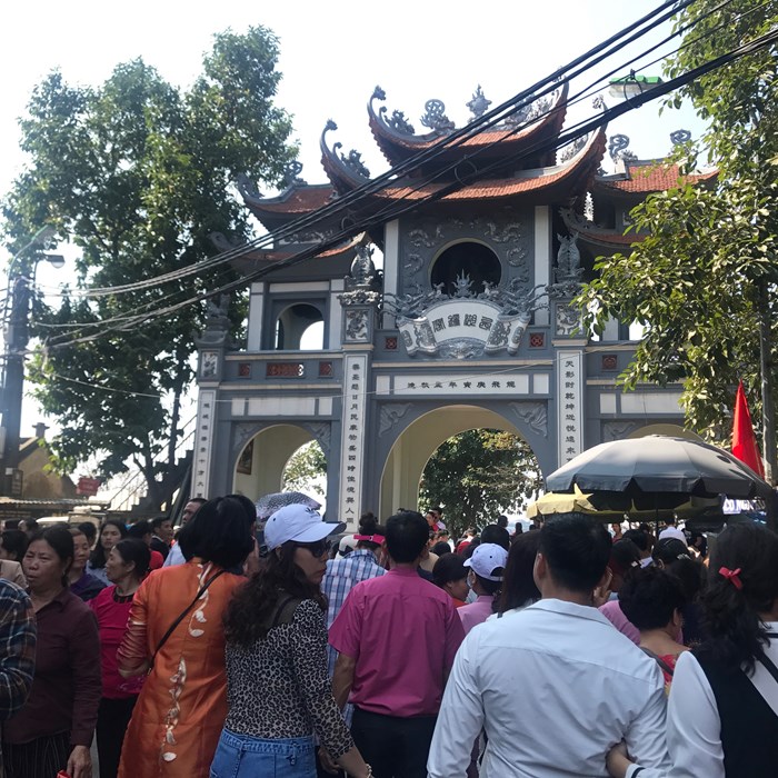 Đội nắng, người dân chen chúc đổ về lễ Phủ Tây Hồ đầu năm - Anh 1