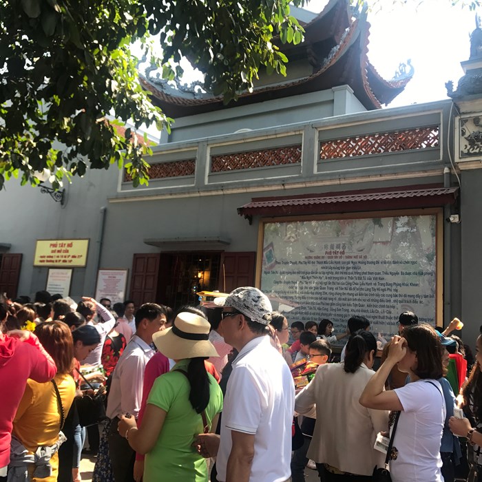 Đội nắng, người dân chen chúc đổ về lễ Phủ Tây Hồ đầu năm - Anh 5