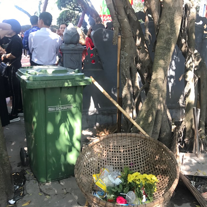 Đội nắng, người dân chen chúc đổ về lễ Phủ Tây Hồ đầu năm - Anh 13