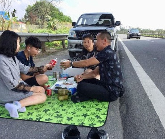 Xử phạt tài xế mở tiệc rồi livestream trên cao tốc Nội Bài - Lào Cai - Anh 1