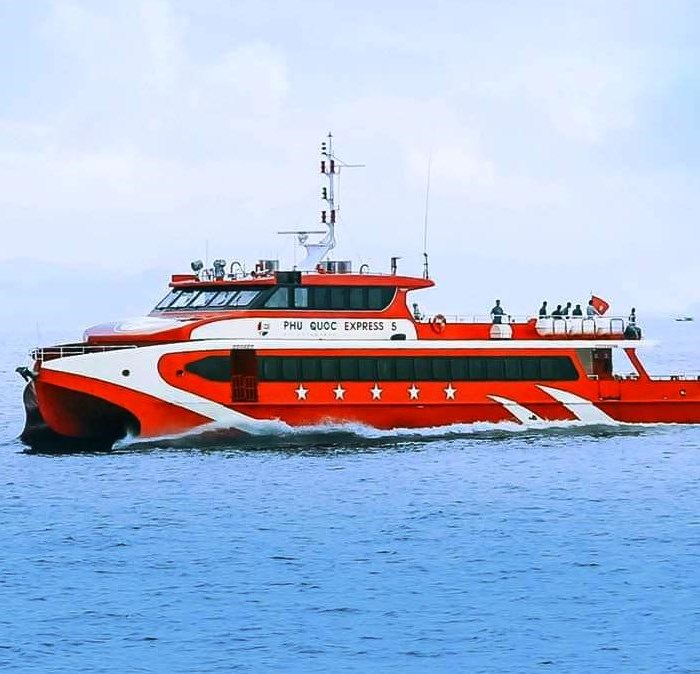 Cứu kịp thời một Việt kiều nhảy trên tàu cao tốc xuống biển - Anh 2