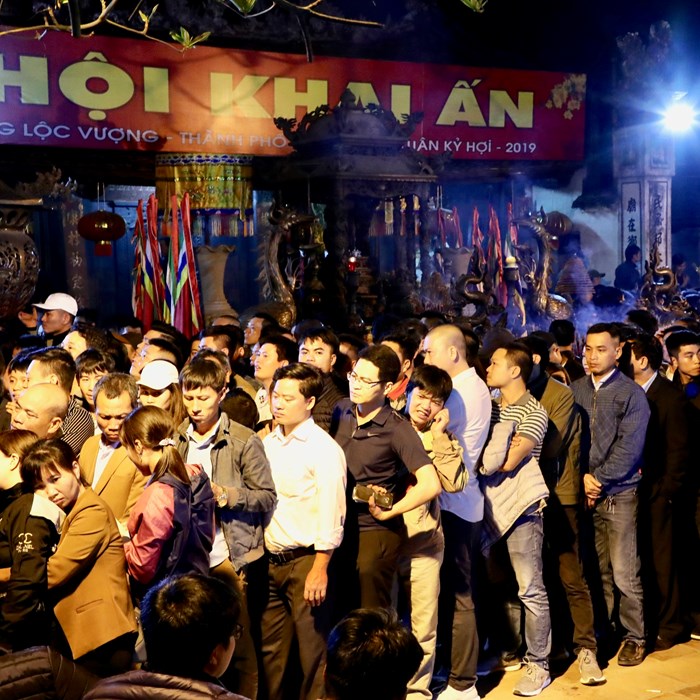 Chờ qua đêm, cả ngàn người dân xếp hàng xin lộc ấn - Anh 1