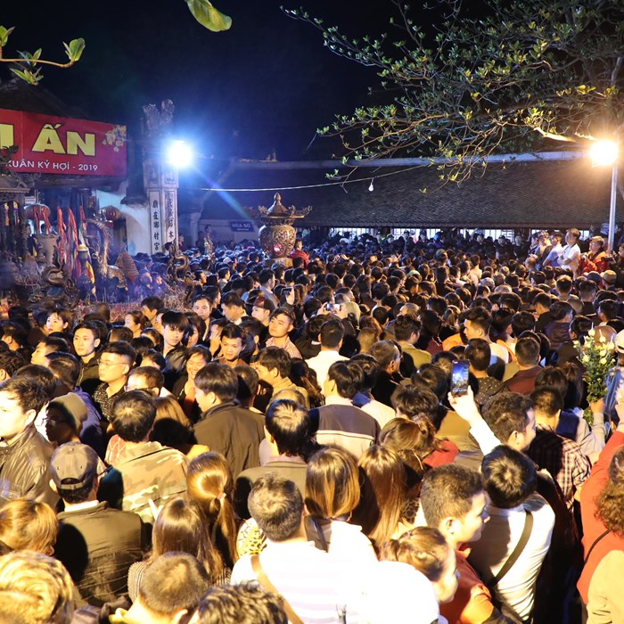 Chờ qua đêm, cả ngàn người dân xếp hàng xin lộc ấn - Anh 2