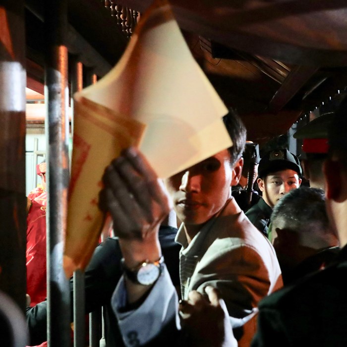 Chờ qua đêm, cả ngàn người dân xếp hàng xin lộc ấn - Anh 4