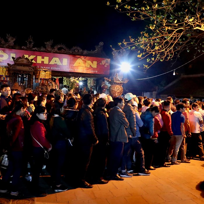 Chờ qua đêm, cả ngàn người dân xếp hàng xin lộc ấn - Anh 3