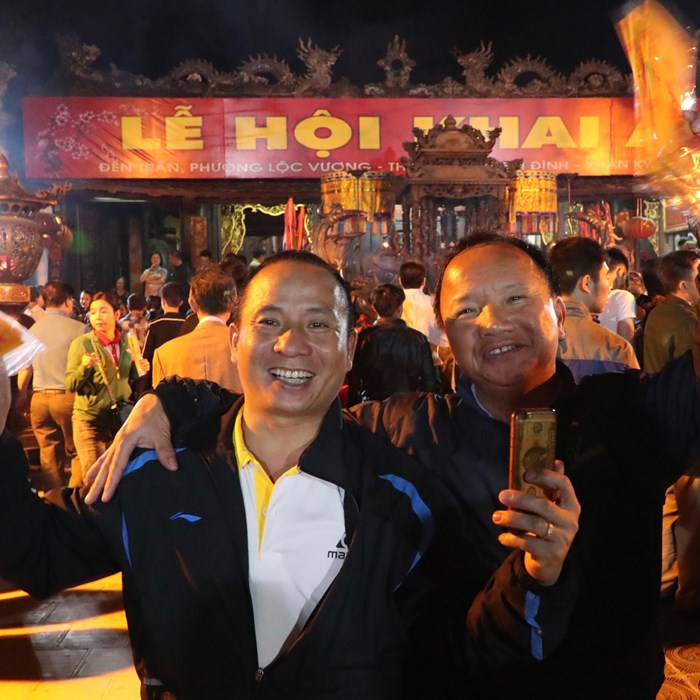 Chờ qua đêm, cả ngàn người dân xếp hàng xin lộc ấn - Anh 5