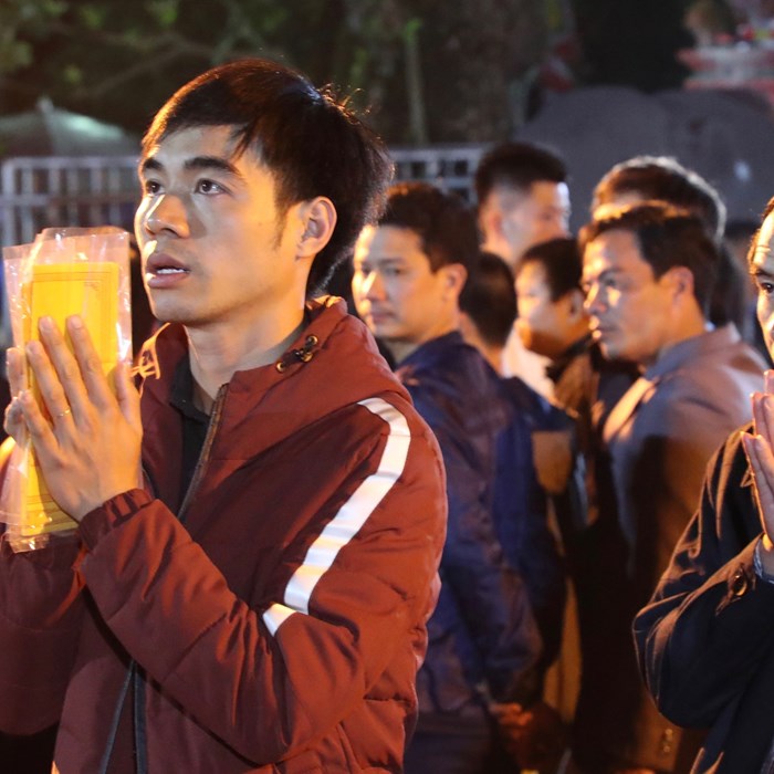 Chờ qua đêm, cả ngàn người dân xếp hàng xin lộc ấn - Anh 6