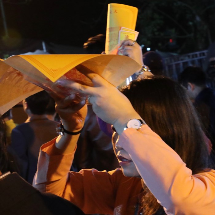 Chờ qua đêm, cả ngàn người dân xếp hàng xin lộc ấn - Anh 7