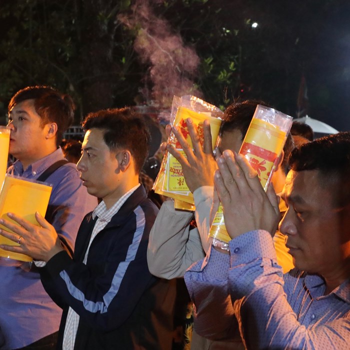 Chờ qua đêm, cả ngàn người dân xếp hàng xin lộc ấn - Anh 8