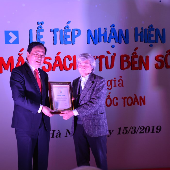 Tiếp nhận hiện vật báo chí Việt Nam - Anh 2