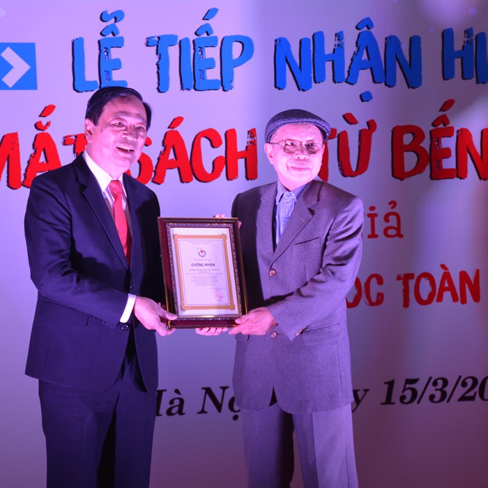 Tiếp nhận hiện vật báo chí Việt Nam - Anh 1