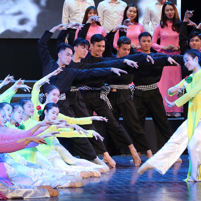 Chương trình nghệ thuật đặc biệt “Lời Bác dặn trước lúc đi xa”: Vinh dự và tự hào - Anh 8