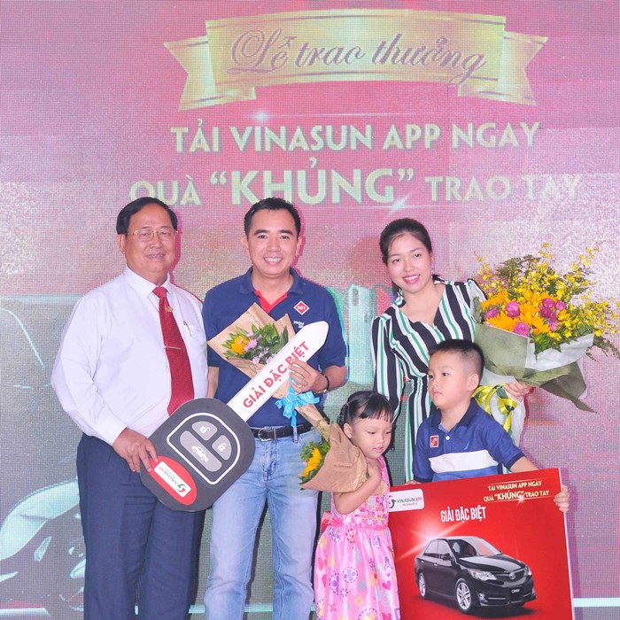 Đi Vinasun taxi trúng xe Camry 1,1 tỉ đồng - Anh 1