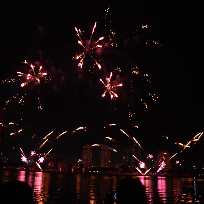 Nhịp cầu Thời gian bừng sáng - Anh 1