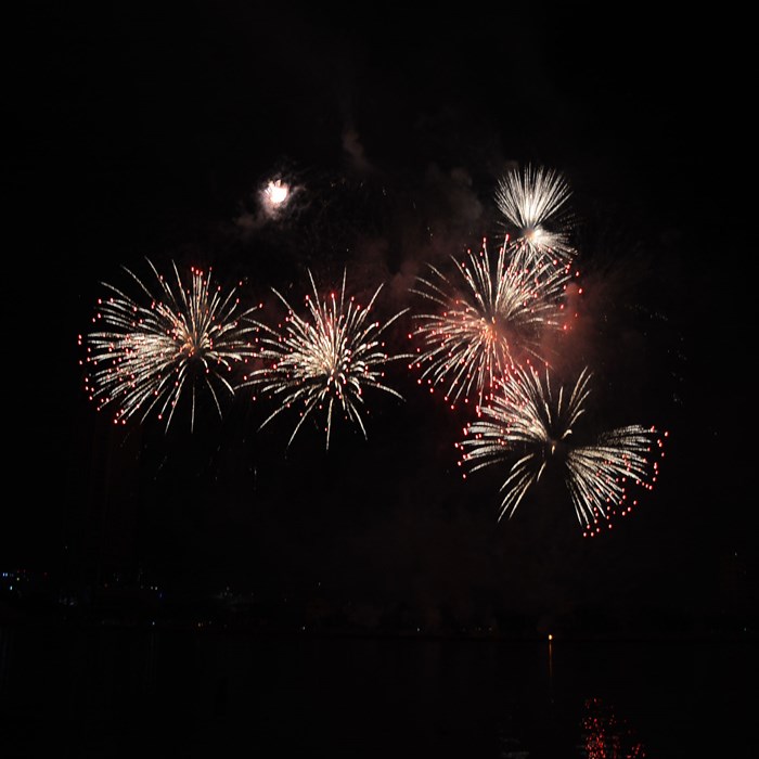 Nhịp cầu Thời gian bừng sáng - Anh 3