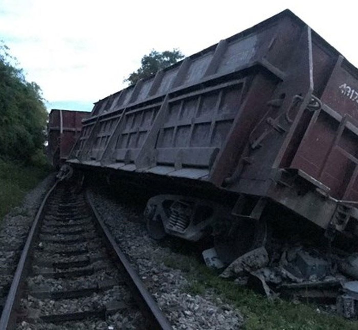Nghệ An: Tàu hỏa trật bánh, đâm gãy cột đèn khi vào ga - Anh 1