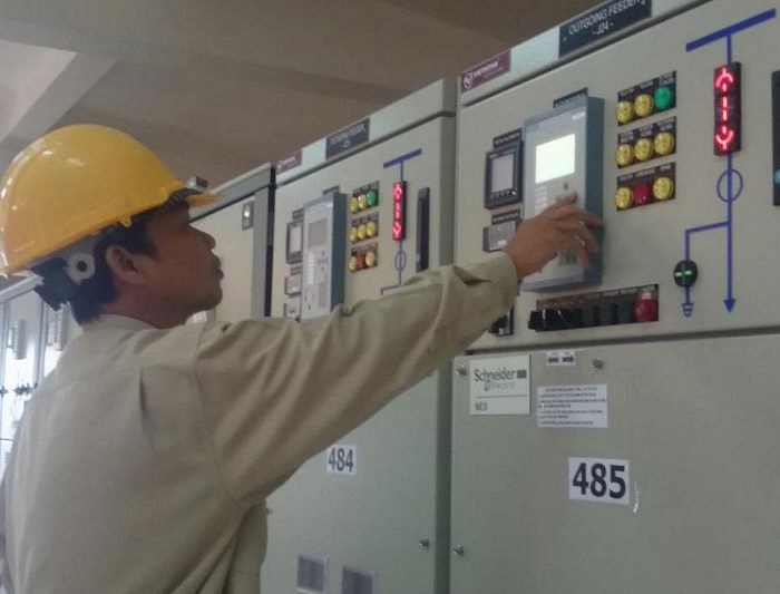 Người thợ điện đam mê lao động sáng tạo - Anh 1