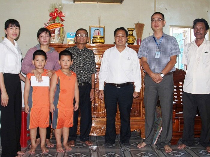 PC Khánh Hòa:Thăm hỏi gia đình công nhân thương vong do tai nạn lao động - Anh 2