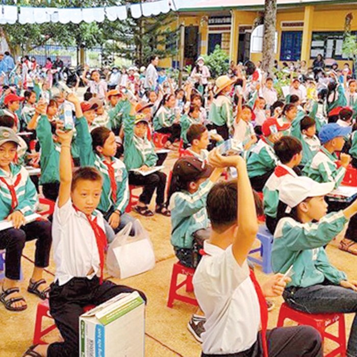 Hơn 16.000 ly sữa cho trẻ em nhân Ngày sữa Thế giới - Anh 1