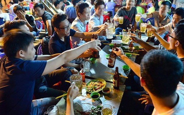Phòng, chống tác hại của rượu bia: Sức khỏe người dân hay vì lợi ích đồng tiền? - Anh 1