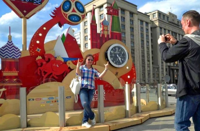 Người Nga học... mỉm cười dịp World Cup - Anh 1