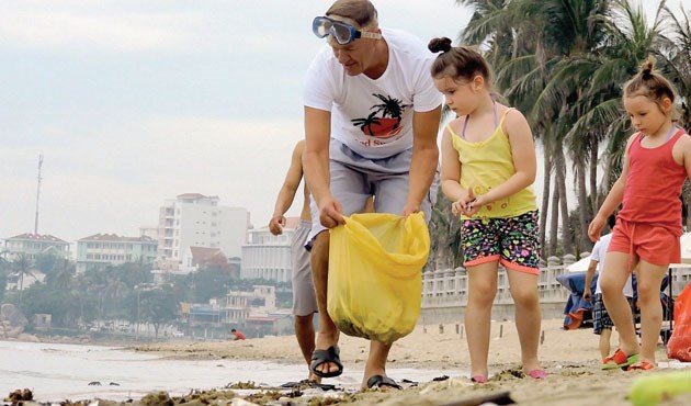 Những du khách đặc biệt trên bãi biển Nha Trang - Anh 1