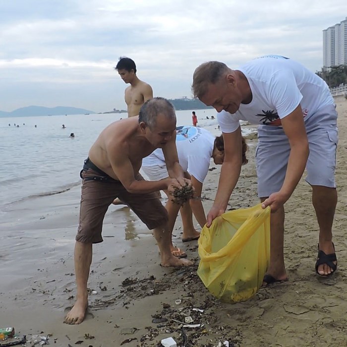 Những du khách đặc biệt trên bãi biển Nha Trang - Anh 2