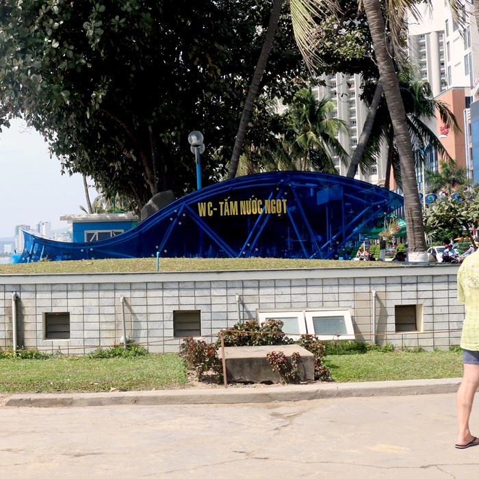 Nhà vệ sinh phục vụ khách du lịch: Chuyện nhỏ hay không nhỏ(Bài 4): Nhiều nơi kêu khó - Anh 1