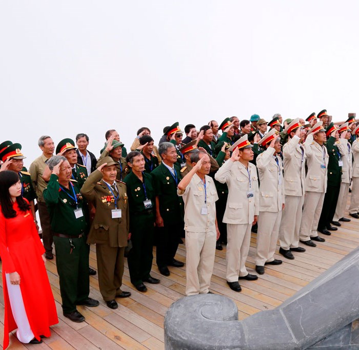 Linh thiêng giây phút thượng cờ của các cựu chiến binh trên đỉnh thiêng Fansipan - Anh 2