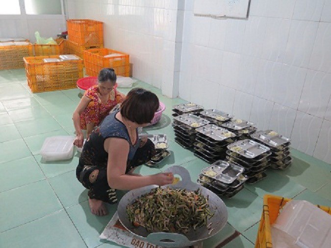 CƠ SỞ CHẾ BIẾN SUẤT ĂN SẴN: Vẫn rình rập nguy cơ ngộ độc - Anh 1