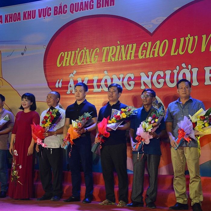 Dem giao luu van nghe “Am long nguoi benh”: Quyen gop hon 450 trieu dong cho benh nhan ngheo - Anh 6
